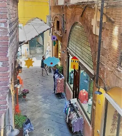 & In Center - Lucca