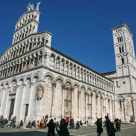 & In Center - Lucca